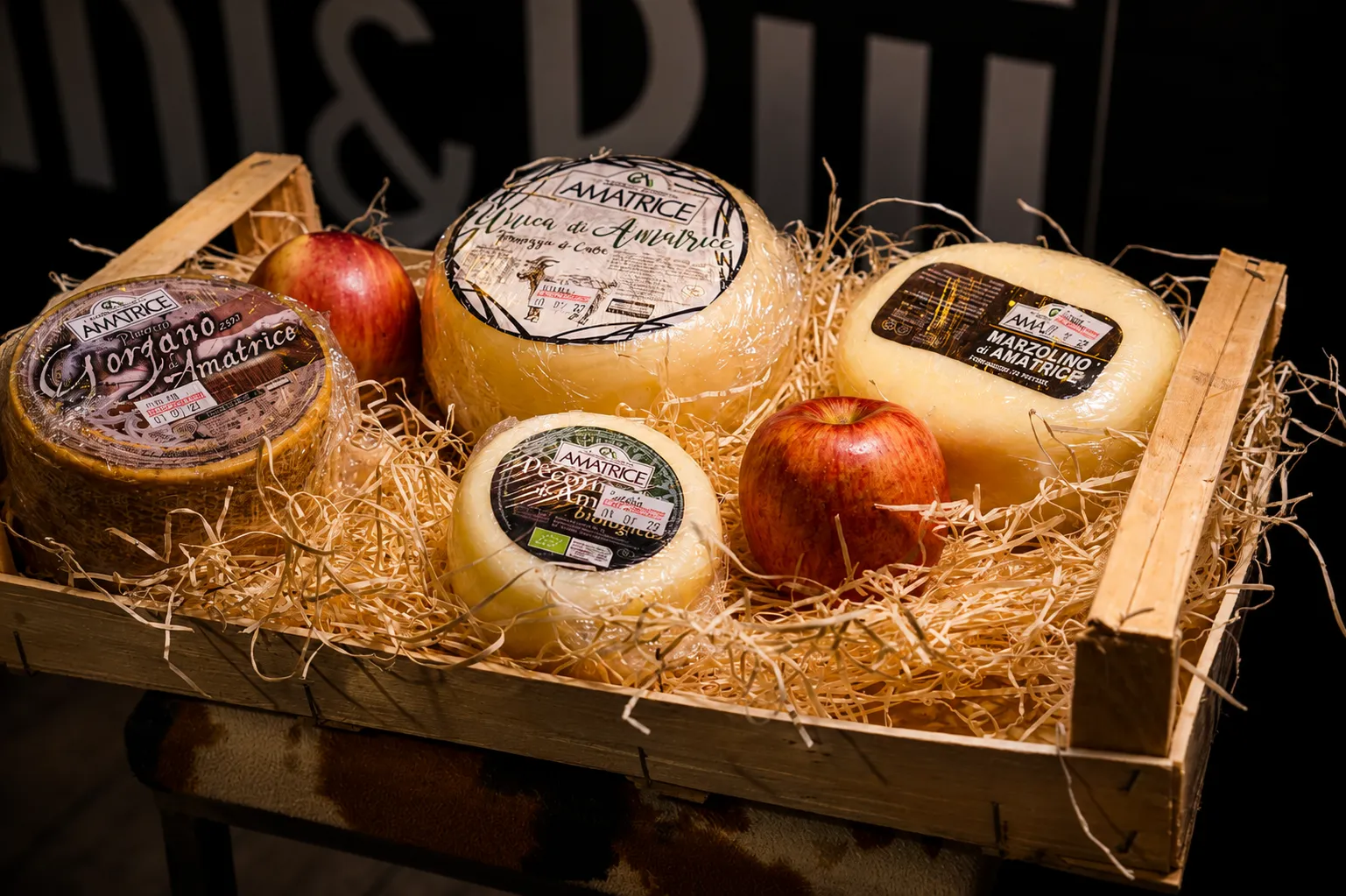 Cassetta di legno con forme di formaggio di Amatrice: Gorgano, Marzolino e Pecorino biologico