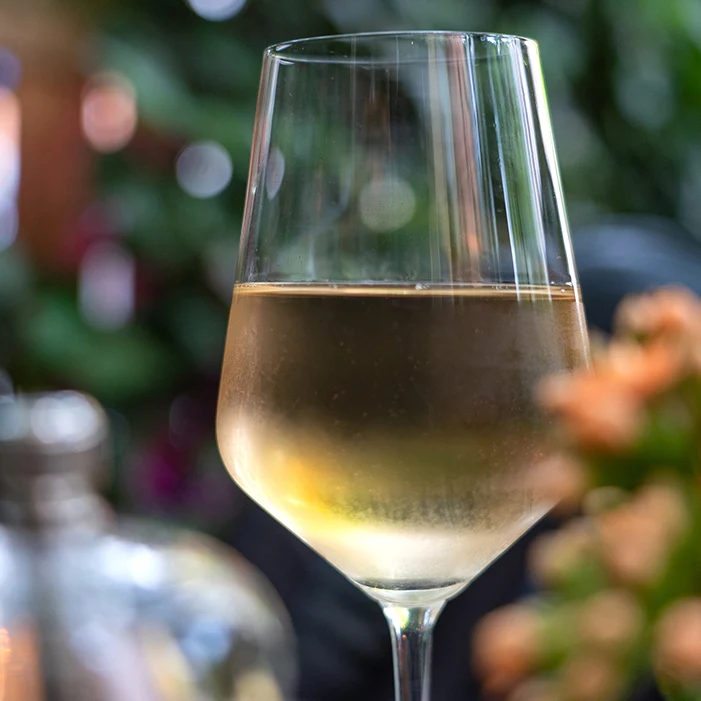 Calice di Chardonnay fresco servito al tavolo